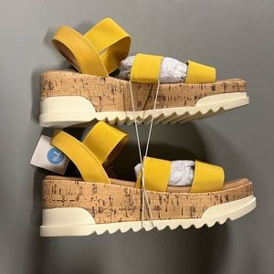 NWT universal thread yellow sandals size 7.5